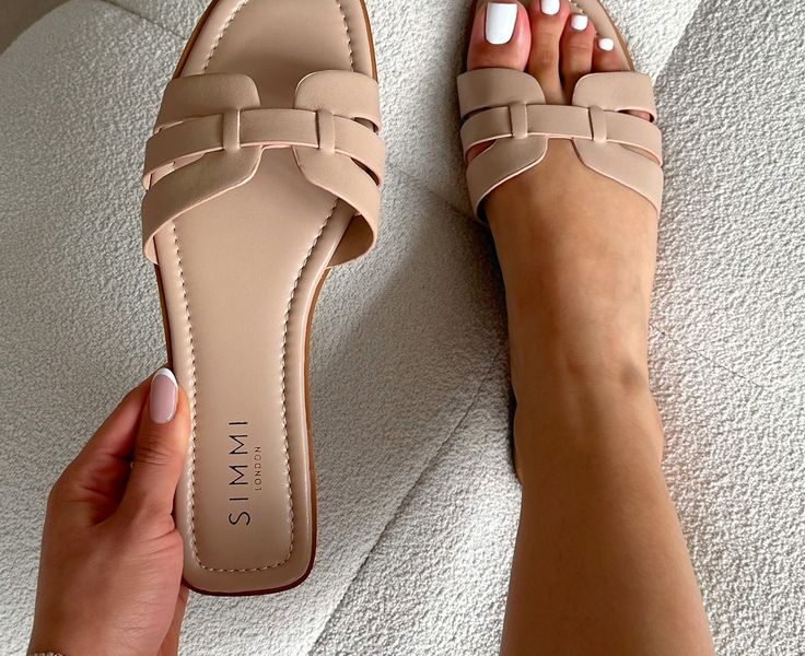 Flat sandal